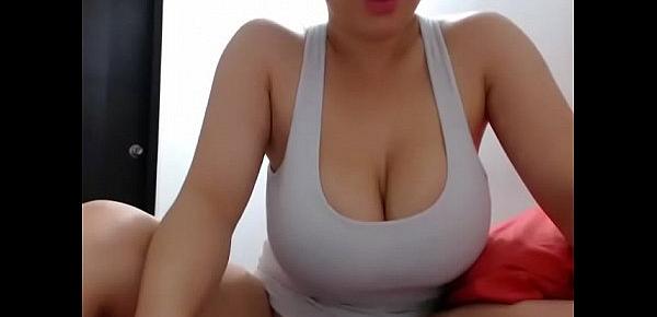  Annie chatting on webcam with big titty